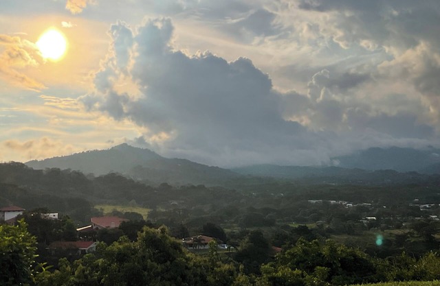 Luxurious home with stunning mountain views in Costa Rica's Central Valley!