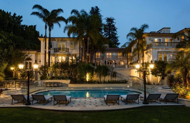 Luxurious Home with Private Hot Tub, Free WiFi, Ping-Pong Table, Game Room