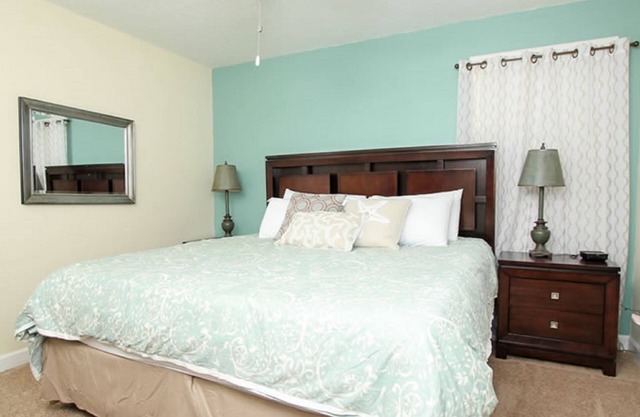 Luxurious, Hot Tub, close to everything, Gym, Super Clean, Spotless, nite life