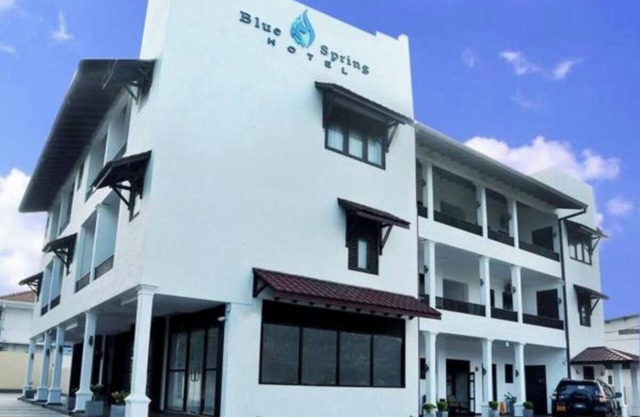 Luxurious hotel with 20 bedrooms and AC, WiFi in charming Wadduwa