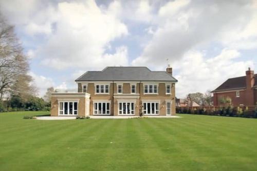 Luxurious House with private garden & Tree house