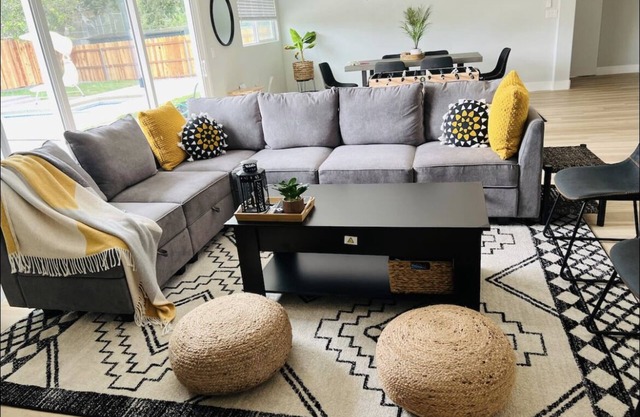 Luxurious house with Heated Pool & Spa - Modern and Newly Renovated!