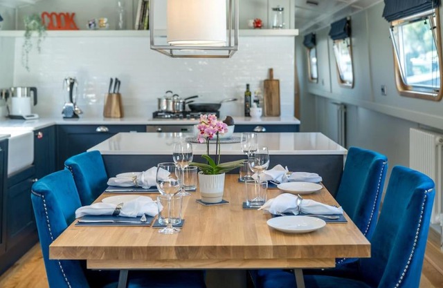 Luxurious houseboat near Canary Wharf in London