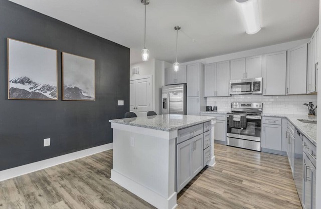 Luxurious King 3BR Suite—Mins to Downtown Durham!