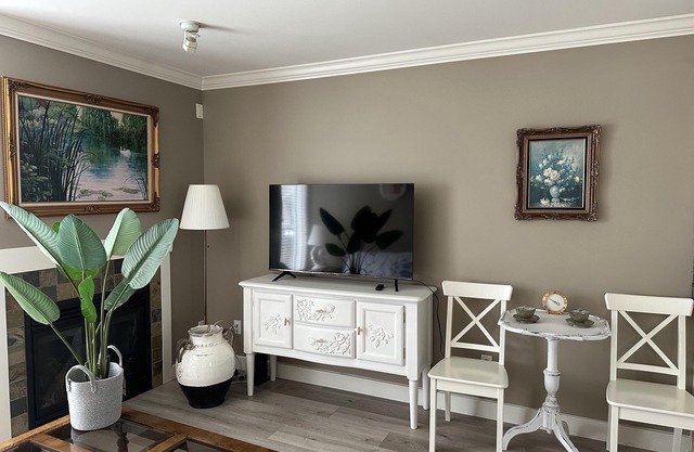 Luxurious King Bed Private Entrance In Ladner