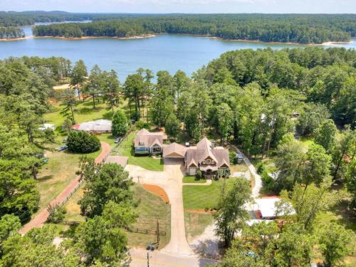 Luxurious Lake Front Estate, Sleeps 20, Game Room and Pet Friendly