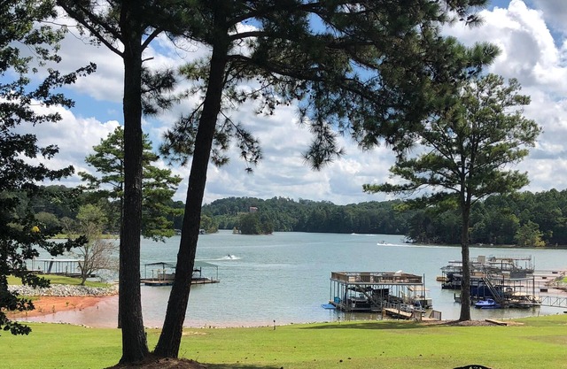 LUXURIOUS LAKEFRONT HOME, UNOBSTRUCTED VIEWS OF LAKE LANIER, NEAR ATTRACTIONS
