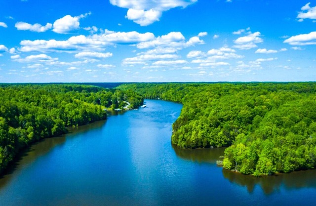 Luxurious Lakefront Home- Marina, Boats, and Kayaks!
