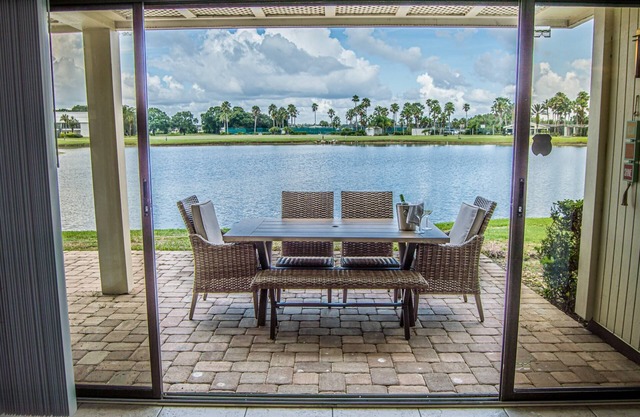 Luxurious Lakeside Getaway: Ground Floor Condo with 3 En-Suite Rooms, Golf Access, Amazing Sunsets
