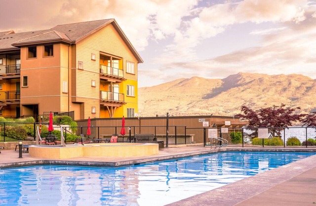 Luxurious Lakeside Oasis with Resort Amenities