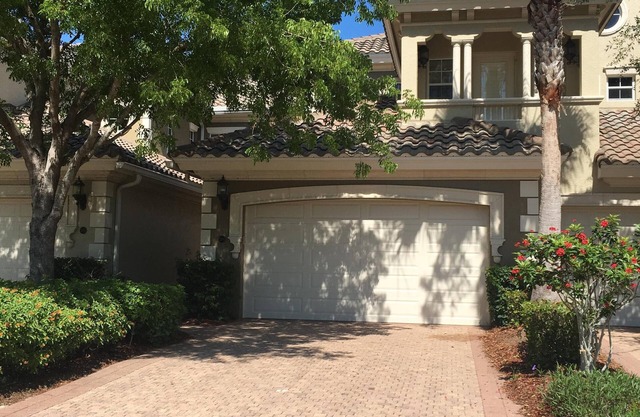 Luxurious Lakeview Coach Home in Award Winning Fiddler's Creek