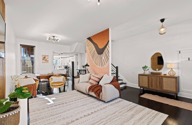 Luxurious Lancasater home [6 beds - 10 guests]! FREE parking! Clean + walkable!