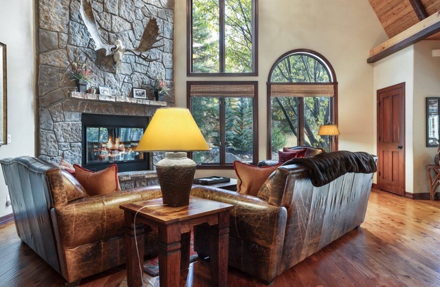Luxurious & Large - 3 Living Rooms, Private Hot Tub, Convenient to Free Bus