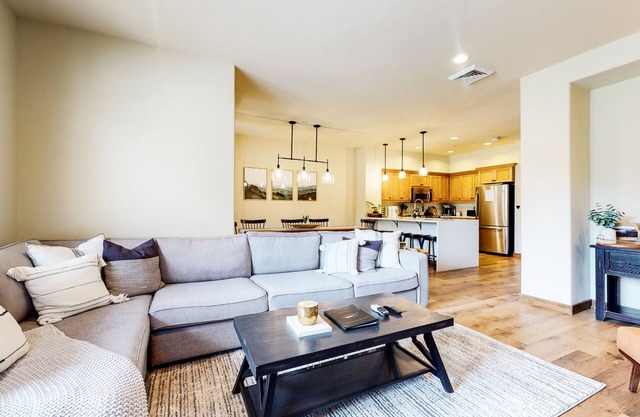 Luxurious Large, Hot Tub, Washer/Dryer, 2-Car Garage, Quite Location