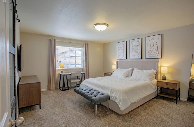 Luxurious Layton:3bds/2.5bath/garage