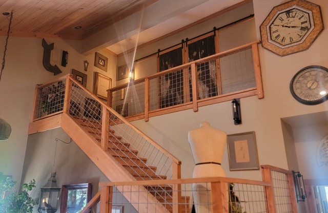 Luxurious living space & tropical privacy in Palm Harbor, FL