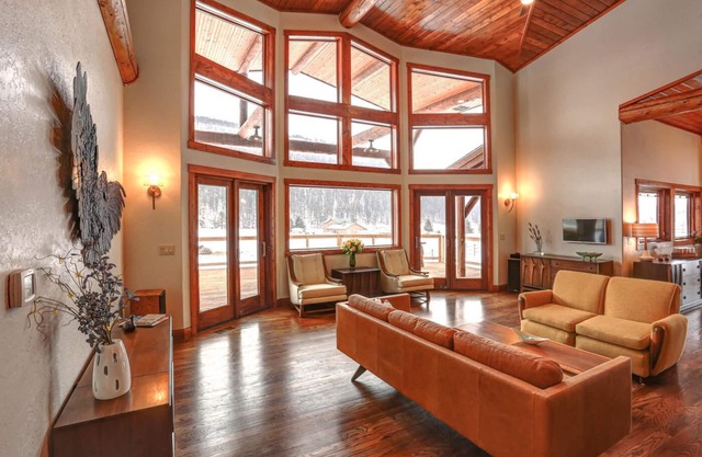 Luxurious Log Home · Great View · Spacious Living Areas · Pet Friendly · Wk -10%