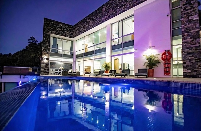 Luxurious mansion with view of all medellin! ideal house for a group of friends.