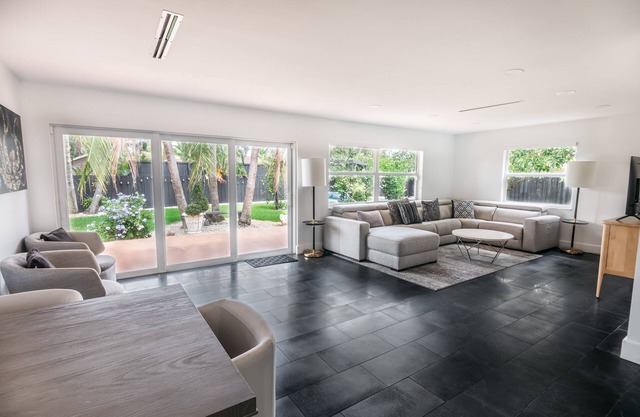 Luxurious modern home w/private tropical backyard close to beach and downtown!