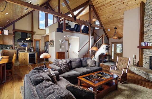 Luxurious Mountain Cabin w 2 master suites, jacuzzi, views, & AC