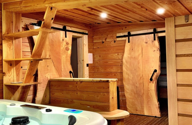 Luxurious mountain chalet with jacuzzi and sauna