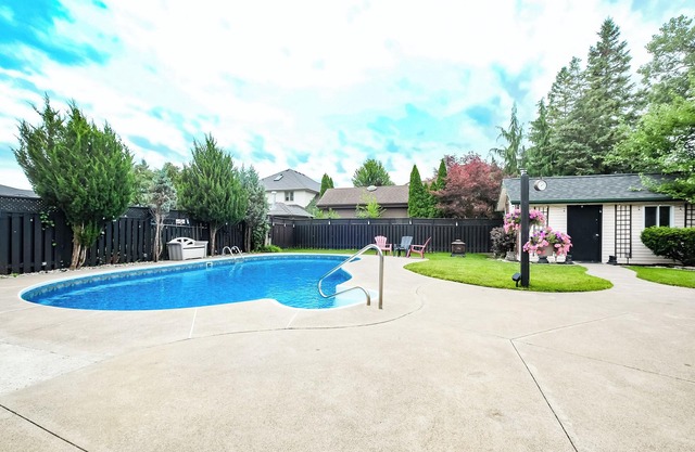 Luxurious Oasis with a Private HEATED Pool (OPEN September)