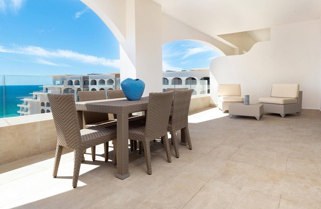 Luxurious ocean front condo w/ hot tub, daily maid service, lazy river and more.