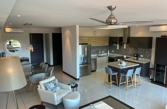 Luxurious, ocean-view condo. Easy 5 minute walk to beach and restaurants!