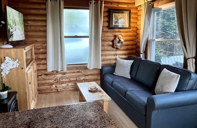 Luxurious Outdoor Hot Tub, Stunning Wooden Interior & Lake view