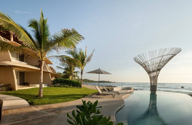 Luxurious PH facing the beach
