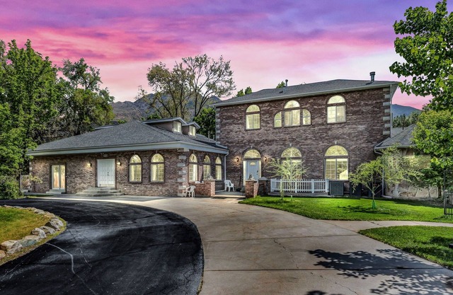 Luxurious Private Estate with Hot Tub. Game Room, Grand Piano- Near Ski Resort