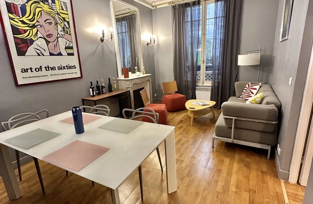 Luxurious Quiet 2 Bedroom with Huge Private Terrace close to Champs Elysées