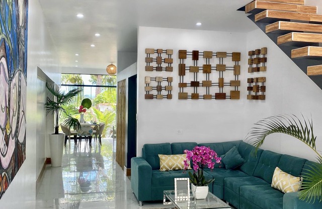 Luxurious Residence With Kitchen, Washer and Dryer with Views In the Center