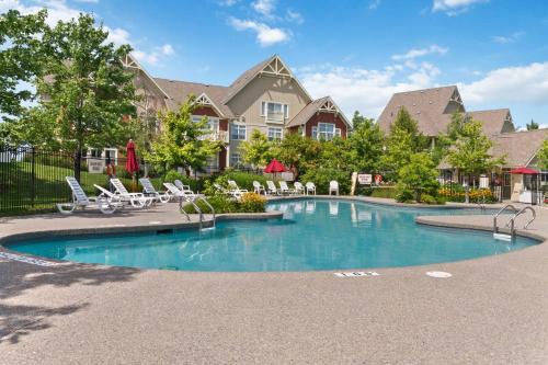 Luxurious Rivergrass Blue Mountain Retreat