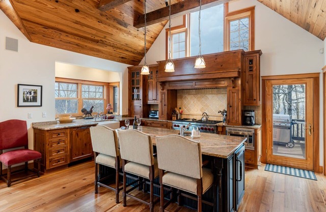 Luxurious ski chalet w/fireplaces, decks, views, gourmet kitchen + and hot tub!