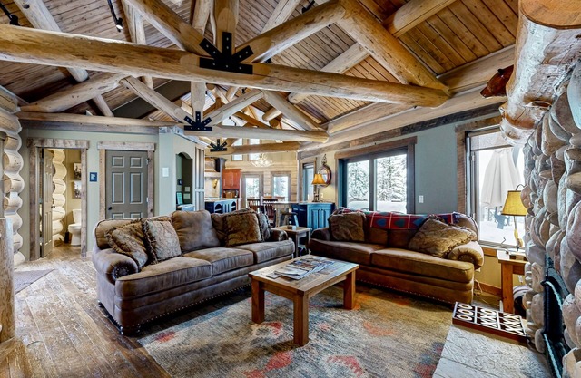 Luxurious Ski Lodge with Private Hot Tub - Perfect for Large Groups