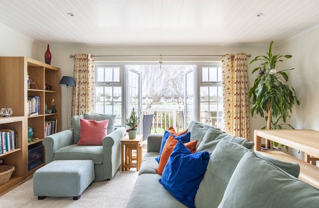 Luxurious South-Facing Lakeside Lodge