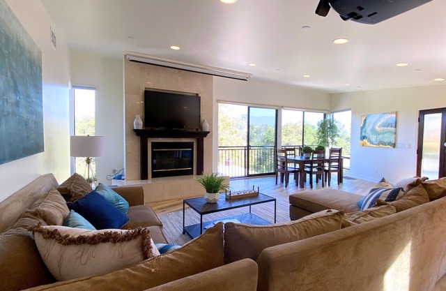 Luxurious Spacious Hillside Retreat with AMAZING Views