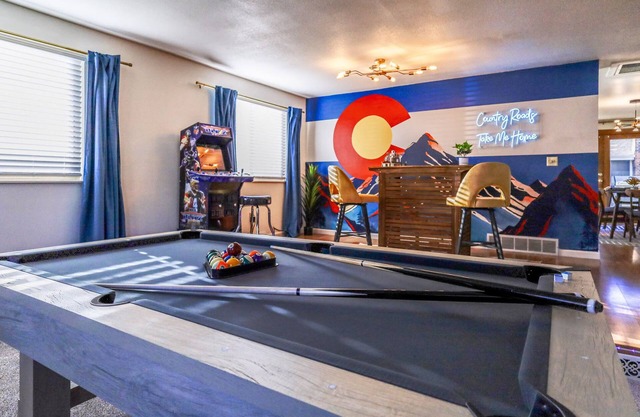 Luxurious & Spacious Home with Mini Golf, Arcade Games, Fire Pit and more!