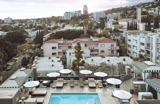 Luxurious Suite Close to Universal Studios Hollywood! Rooftop Heated Pool!