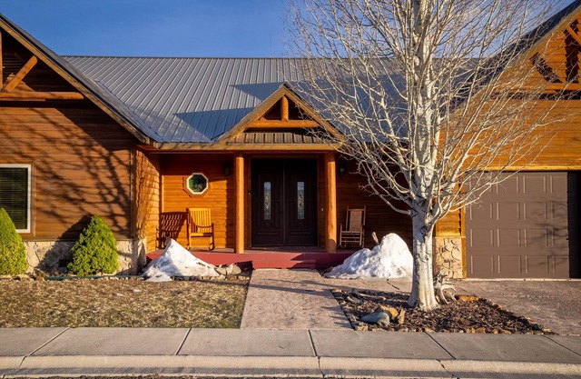 Luxurious Sunny Home overlooking Hot Springs, River, and Historic Downtown.
