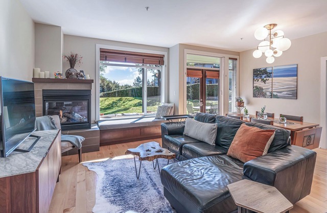 Luxurious townhouse at Rathtrevor Beach! Aug.29-Sept. 4/25 now available!