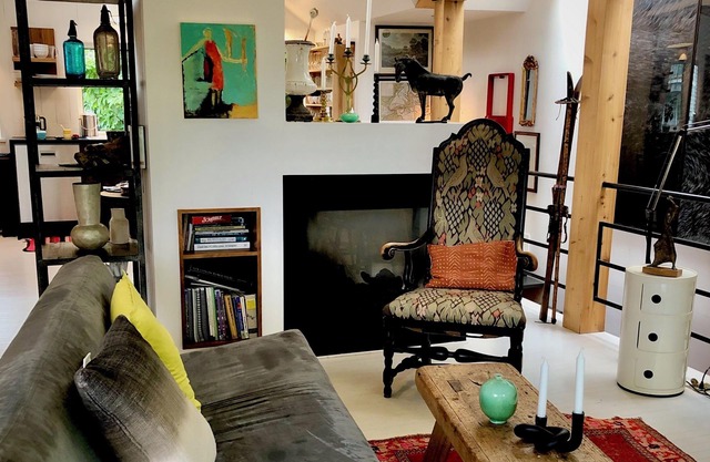 Luxurious townhouse. 2 blocks to vibrant Commercial Drive. Minutes to Downtown.