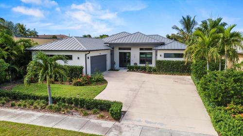 Luxurious & tropical 3-Bedroom coastal pool home