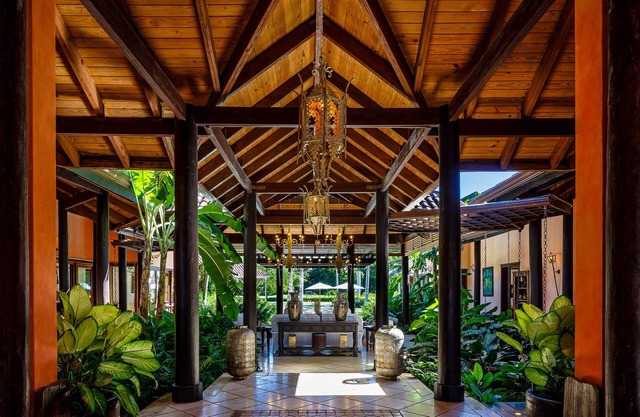 Luxurious Tropical Villa close to the beach - Great cook fully staffed