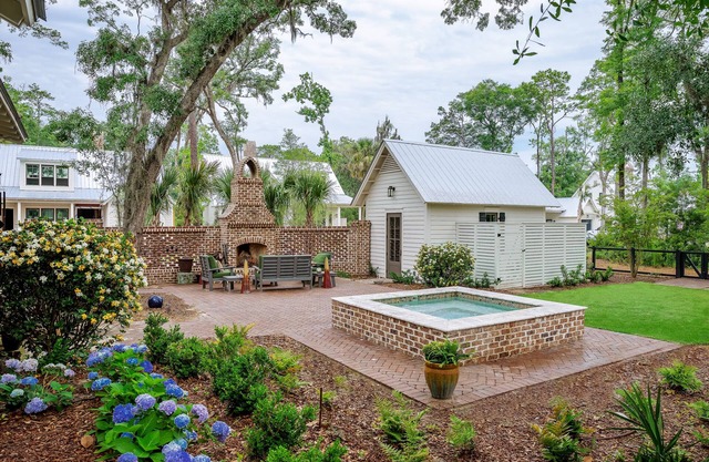 Luxurious Two Bedroom Cottage, Enchanting Backyard