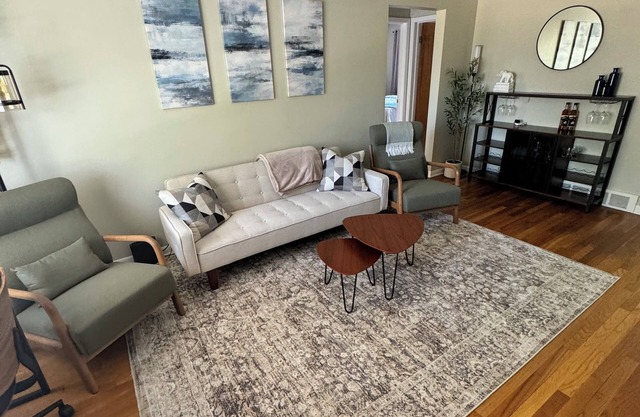 Luxurious Upper 2 BR Flat near Downtown Royal Oak!