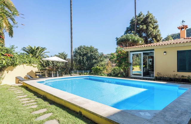 Luxurious Villa "Las Hortensias" with Private Pool, Garden & Wi-Fi