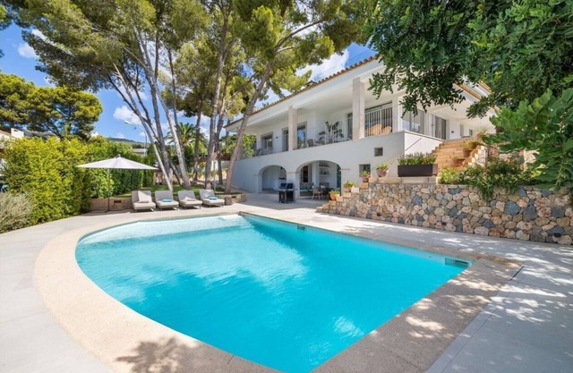 Luxurious villa with heated pool and outdoor jacuzzi. Sea and Mountain views