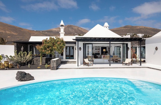 Luxurious Villa with Pool, Panoramic Views, Terrace, Garden, Air Conditioning and Wi-Fi